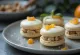 Macarons med valnøtter og kandisert appelsin servert