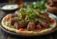 Kofta med lammekjøtt, servert med ferskt pitabrød og yoghurt