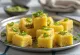 Khaman Rava Dhokla servert med frisk koriander