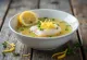 Psarosoupa med sitronsaft, rik fiskesuppe servert med fersk olivenolje og sitronsaft