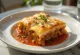Tradisjonell gresk moussaka servert, lagvis aubergine, kjøttdeig og bechamelsaus.