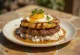 Loco Moco med stekt ananas, servert med ris, kjøttkake, egg og stekte ananasskiver