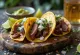 Carne asada taco servert med lime og koriander