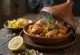 Klassisk tagine servert med kyllingkjøtt, rike grønnsaker og krydret saus