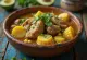 Sancocho colombiano, rik kjøttsuppe med storfekjøtt, kylling, mais og grønnsaker