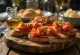 BBQ-grillet bruschetta med tomat på et fat
