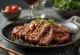 Galbi med sesam, stekte biffskiver servert med vårløk og sesamfrø
