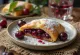 Strudel med kirsebær og rom servert