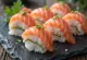 Oshizushi med laks, presset lagdelt sushiris og friske lakseskiver