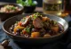 Feijoada med røkte bønner, servert med rikt kjøtt og ferske grønnsaker