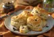 Nybagte scones med trøffel servert på fat
