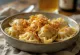 Polske pierogi med surkål, servert med rømme og stekt løk