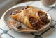 Cannoli-dessert med sjokolade og kanel servert