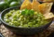 Grønn salsa verde i skål med ingredienser rundt