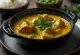 Curry goat med laurbærblad, en skål rik, krydret geitecurry med fyldig kokosmelk