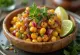 BBQ-grillet mais-salat med chili og lime servert