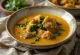 Egusi soup med geitekjøtt, rik, krydret suppe, servert med friske grønnsaker