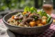 Buddha bowl med sopp og quinoa servert med friske grønnsaker