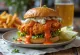Sprø panert kyllingburger i buffalosaus