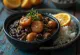 Feijoada servert med ris og appelsinskiver