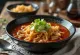 Yukgaejang med stekt ris, servert med storfekjøtt, chili og koriander