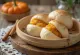 Bao bun med gresskar og kanel servert