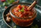 Chili-chutney i glass, rik rødfarget sterk saus