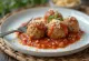 Kjøttboller servert i tomatsaus