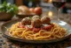 Kjøttboller i tomatsaus servert med spaghetti