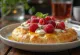 Focaccia med bringebær og mascarpone servert