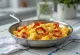 Klassisk Menemen med stekt paprika, tyrkisk frokost med egg, paprika og tomat