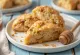 Scones med bakt eple og honning servert