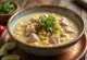 Pozole blanco servert med svinekjøtt, lime, rømme og frisk koriander