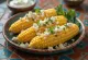 Elote med fetaost – fersk mais servert med fetaost, rømme og krydret paprika