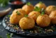 Bolinho de bacalhau med tofu, gylne stekte tofuboller.