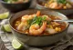 Pozole con mariscos servert med lime, koriander og frisk vårløk