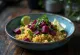 Lime- og quinoakarri med tahini og rødbetetofu servert