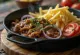 Lomo Saltado med glutenfritt storfekjøtt servert med friske grønnsaker og glutenfri potetmos