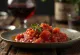 Honning- og rødvin-tomatsaus servert