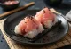Sekihan servert med onigiri risboller, nori tang og sesamolje pynt